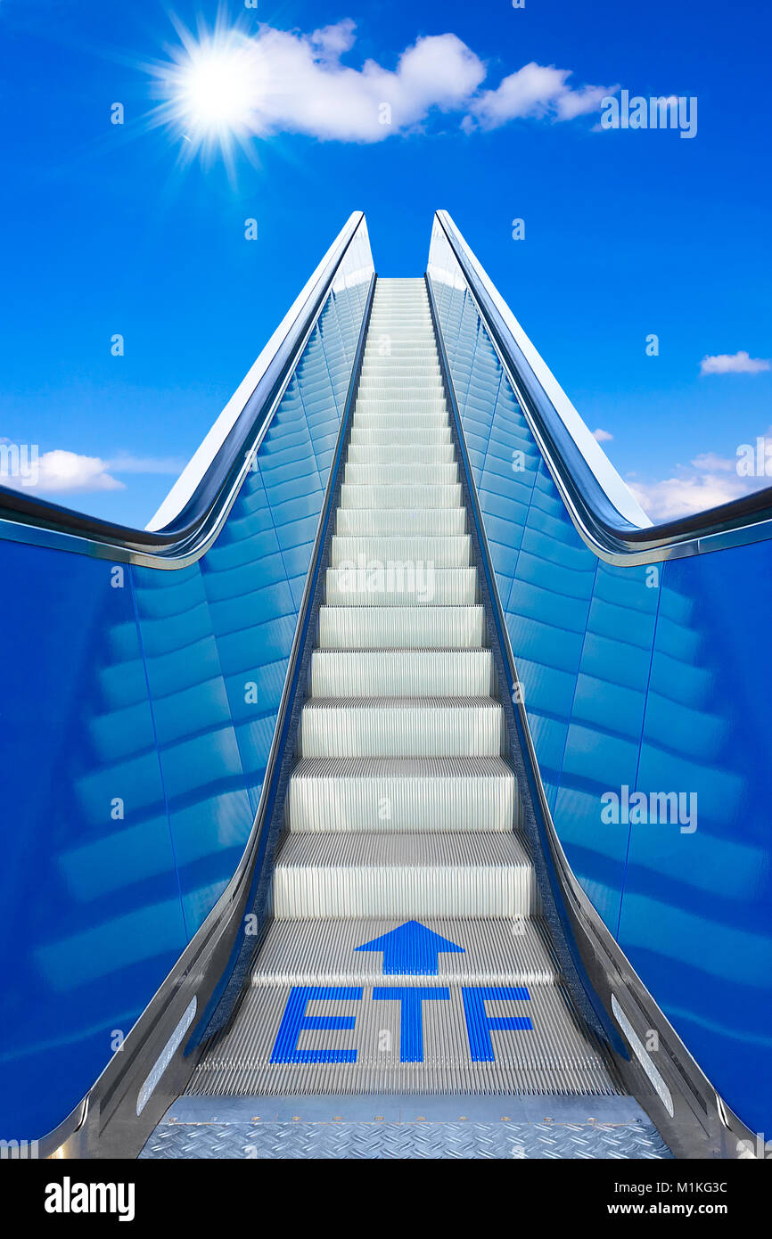 Rolltreppe in einen blauen Himmel mit Text Bedeutung ETF Exchange Traded Funds, Konzept der Errungenschaft, die große Gewinne an der Börse Stockfoto