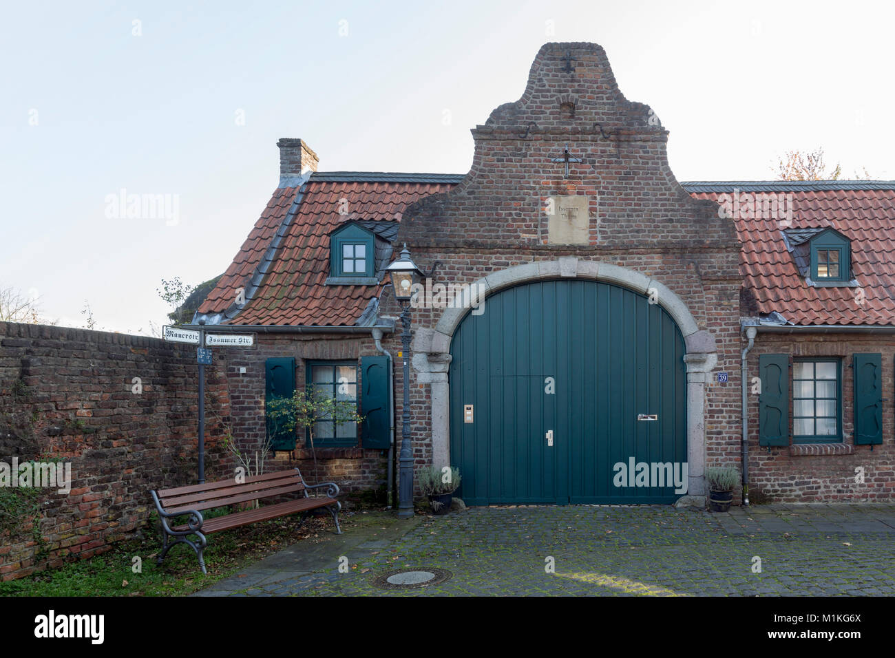 Krefeld, Ortsteil Linn, Issumer Straße, "Tordurchfahrt zum ''Issumer Turm''' Stockfoto