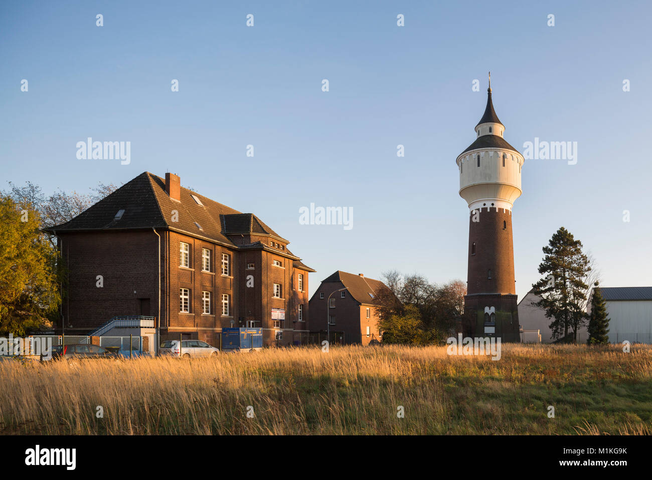Krefeld-Hüls, Wasserturm, Links das alte Wasserwerk Stockfoto Krefeld-Hüls, Wasserturm, Links das alte Wasserwerk Stockfoto