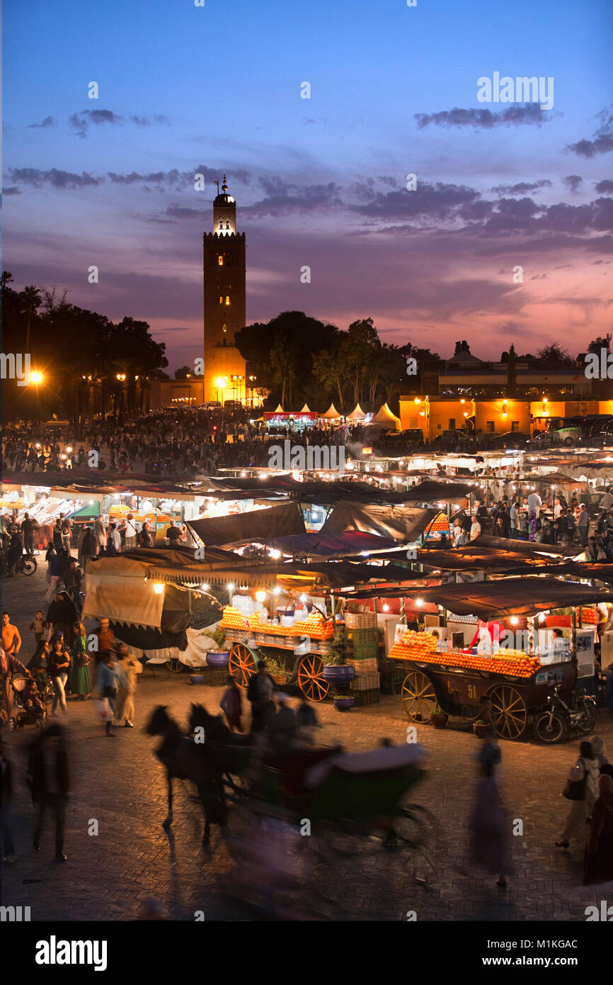 Marokko, Marrakesch, Djemaa El Fna, Dämmerung, Nahrung und Obst Ständen. Hintergrund Koutoubia Moschee. Medina von Marrakesch. Unesco-Weltkulturerbe. Stockfoto