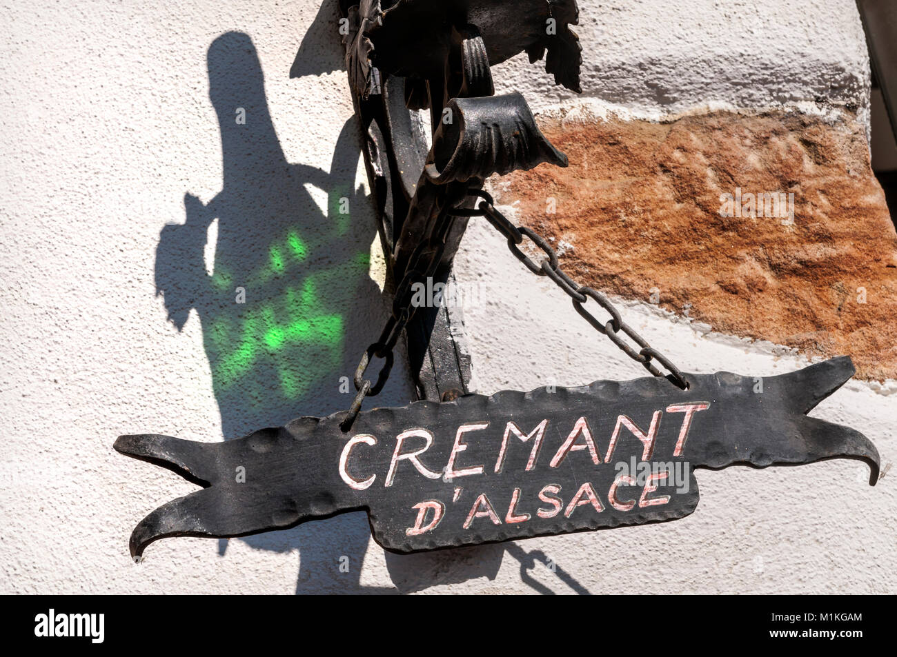 "Cremant d'Alsace" Flaschensilhouette und rustikale verzierte Beschilderung der lokalen Sekt Spezialität am Eingang zum Weingut in Kaysersberg Elsass Frankreich Stockfoto