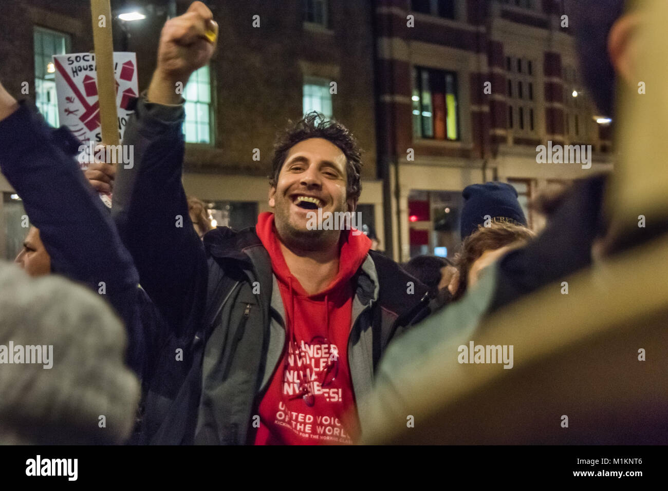 London, Großbritannien. 30. Jan 2018. Vereinigten Stimmen der Welt Generalsekretär Petros Elia, deren Gewerkschaft beinhaltet viele Latinos aus der Gegend. Die Demonstranten halten ein Banner' schützen Unsere Barrios'. Es gab reden, Tanzen und Bingo außerhalb der Southwark Sitzung des Rates, wurde nach Plänen von Entwickler Delancey und den Rat, in dem Elephant & Castle Center und die Gemeinschaft um ihn herum zerstören würde zu stimmen. Das Zentrum verfügt über eine Bingo Halle und ist das Herz einer lebendigen Lateinamerikanischen Gemeinschaft. Credit: Peter Marschall/Alamy leben Nachrichten Stockfoto