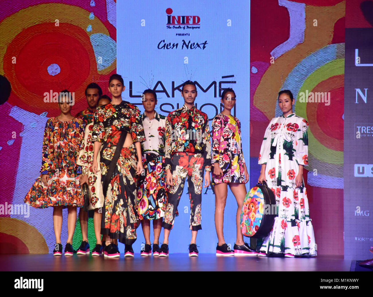 Mumbai, Indien. 31 Jan, 2018. Modelle gesehen, posieren für Fotos auf der Bühne während der Gen nächste Designer zeigen an Tag eins von lakme Fashion Week Frühjahr Sommer 2018 Jio Garten in Mumbai. Credit: Azhar Khan/SOPA/ZUMA Draht/Alamy leben Nachrichten Stockfoto