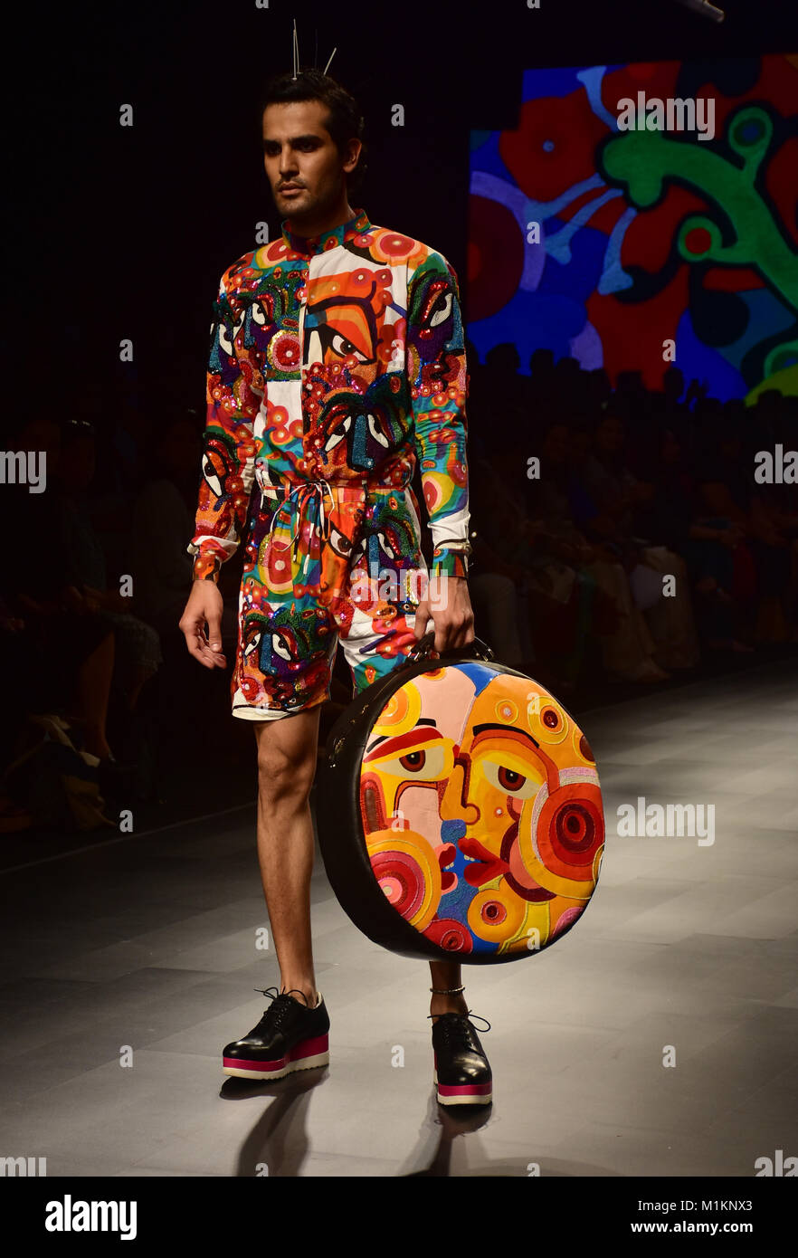 Mumbai, Indien. 31 Jan, 2018. Ein Modell geht der Start- und Landebahn bei der Gen nächste Designer zeigen an Tag eins von lakme Fashion Week Frühjahr Sommer 2018 Jio Garten in Mumbai. Credit: Azhar Khan/SOPA/ZUMA Draht/Alamy leben Nachrichten Stockfoto