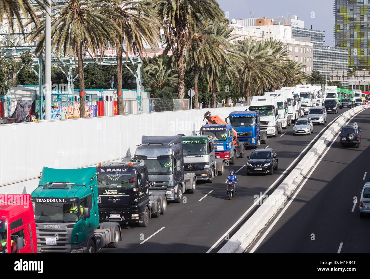 Lange Schlange von Lkws auf der Autobahn in der Nähe von port. Brexit kein deal Konzept... Stockfoto