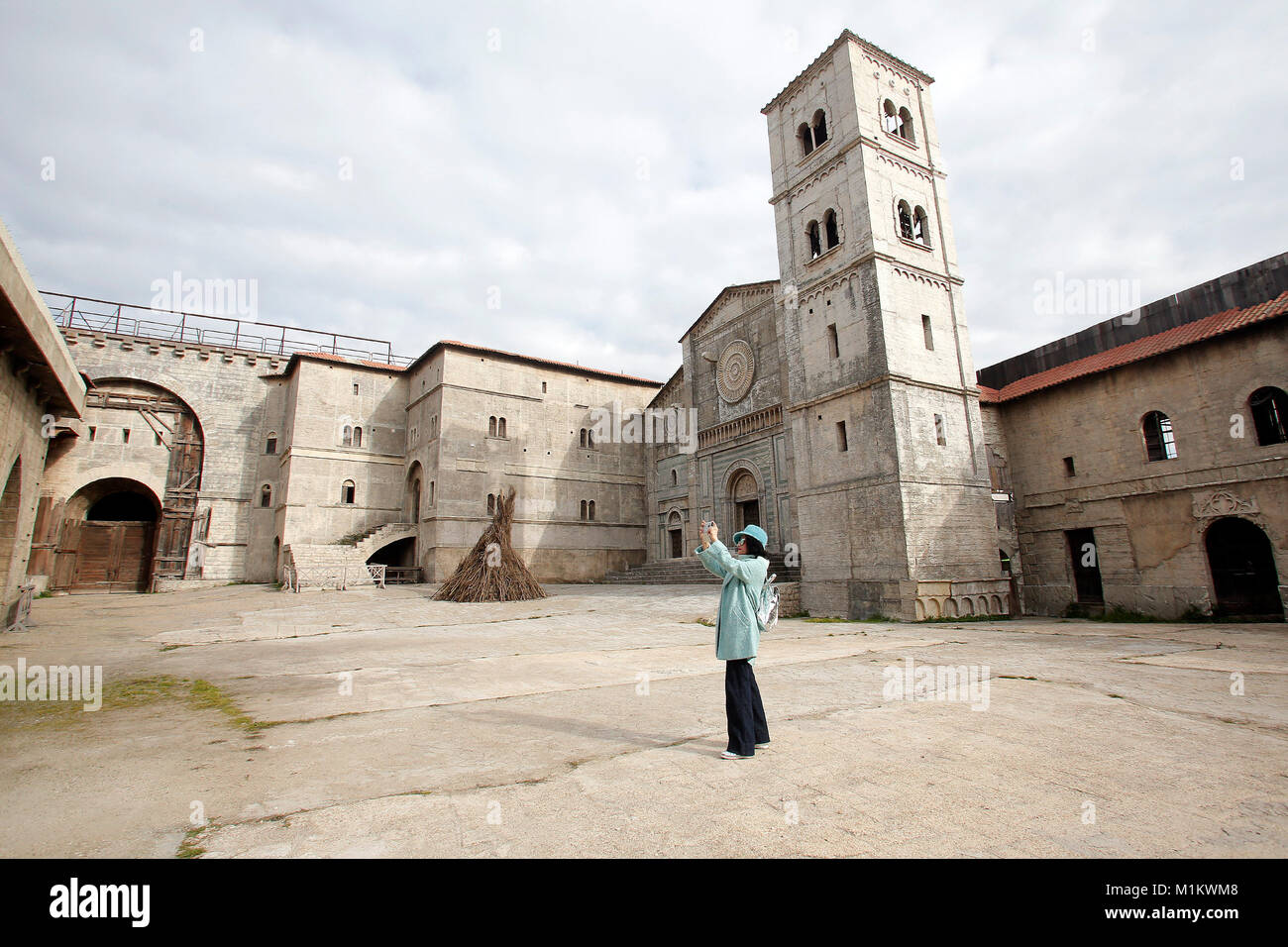 Il set' Firenze del '400', Nato per la fiction Francesco e riadattato più' Volte pro vari Film tra Cui die jungen Messias (2015), Romeo und Julia (2012) und Amici Miei (2010) Das Set "Florenz des '400' für die Fiktion "Franz von Assisi" gebaut und readapted danach für viele Filme wie Romeo und Julia (2012), Der junge Messias (2015) und Amici Miei (2010) Roma 31/01/2018. Visita ai degli Studios Cinematografici di Cinecitta' gesetzt. Rom, 31. Januar 2018. Besuch auf der Cinecitta' Studios. Foto Samantha Zucchi Insidefoto Stockfoto