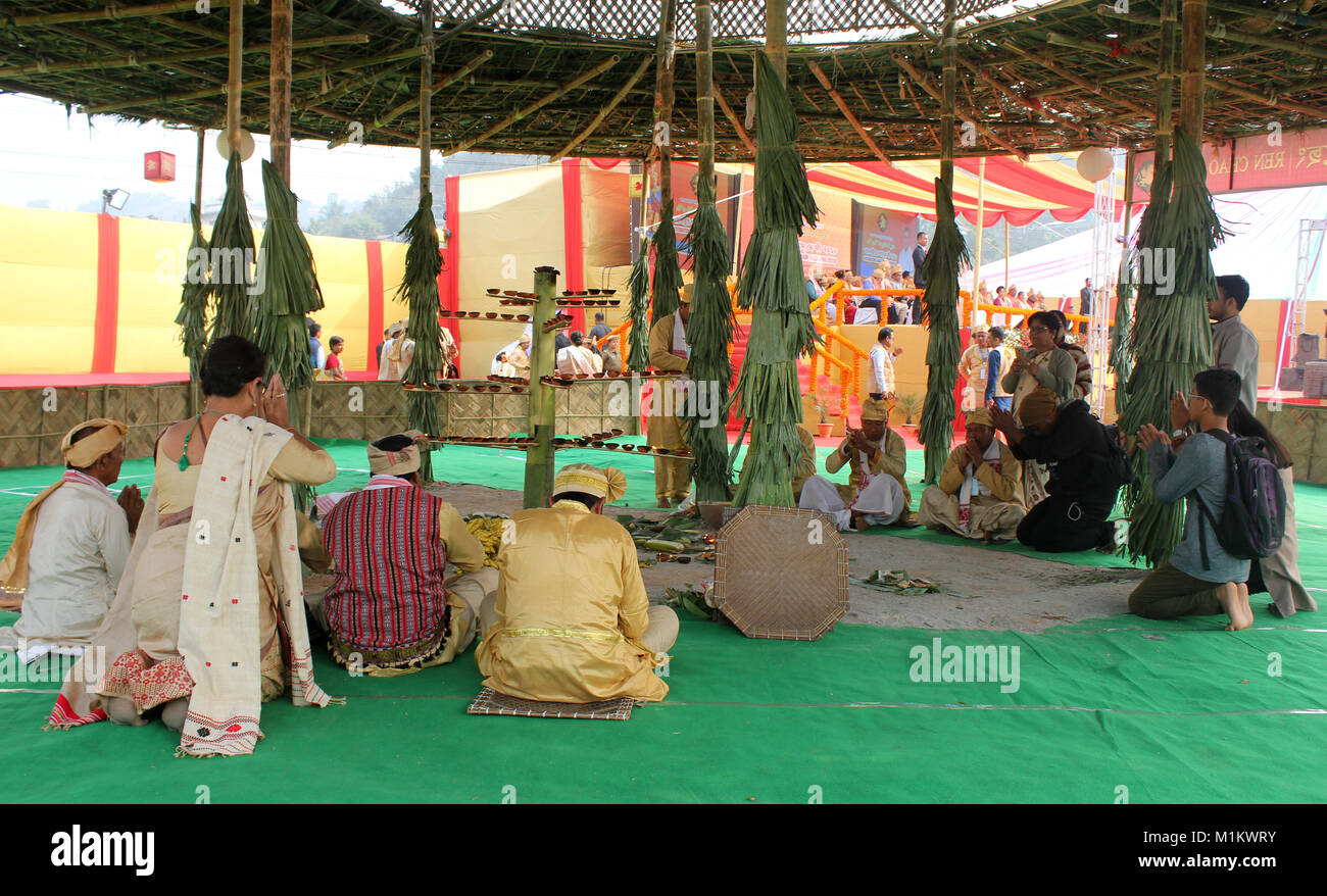 Assam, Indien. 31. Januar, 2018. Schnappschuss der internationalen MAE-DAM-MAE-PHI 2018 durch die Abteilung Kultur, Govt. von Assam, Indien organisiert. MAE-DAM-MAE-PHI die jährliche religiöse Fest des Ahoms in Assam, wo Sie bieten "Respekt" zu ihren Vorfahren und am 31. Januar jedes Jahr beobachtet. In Tai Sprache, MAE-DAM-MAE-PHI bedeutet Angebot der Puja und Gebet im Gedenken an ihre Vorfahren. MAE bedeutet das Tribute, DAM bedeutet, Väter und PHI bedeutet, Götter und Göttinnen. Quelle: David Talukdar/Alamy leben Nachrichten Stockfoto