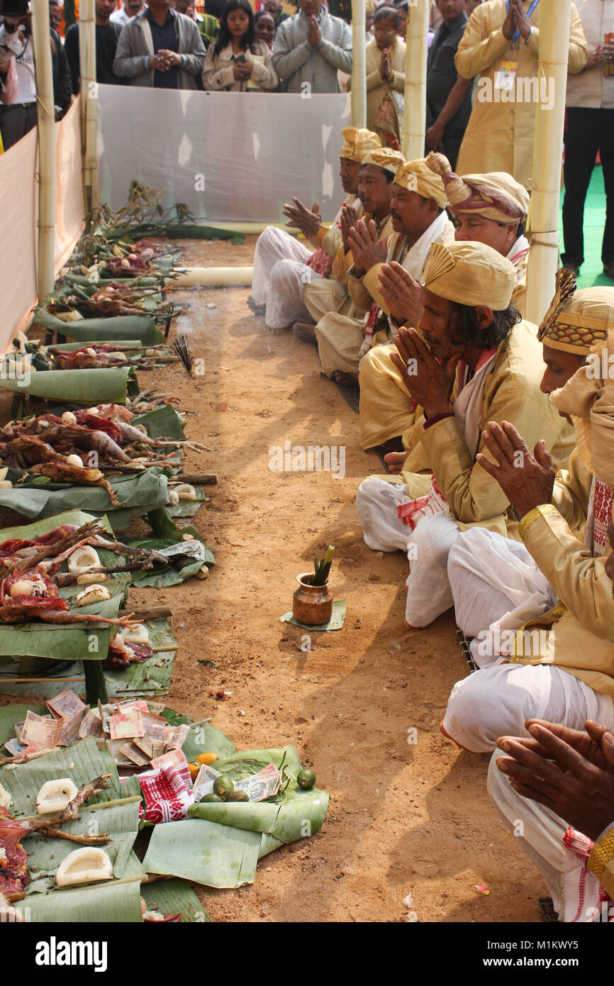 Assam, Indien. 31. Januar, 2018. Schnappschuss der internationalen MAE-DAM-MAE-PHI 2018 durch die Abteilung Kultur, Govt. von Assam, Indien organisiert. MAE-DAM-MAE-PHI die jährliche religiöse Fest des Ahoms in Assam, wo Sie bieten "Respekt" zu ihren Vorfahren und am 31. Januar jedes Jahr beobachtet. In Tai Sprache, MAE-DAM-MAE-PHI bedeutet Angebot der Puja und Gebet im Gedenken an ihre Vorfahren. MAE bedeutet das Tribute, DAM bedeutet, Väter und PHI bedeutet, Götter und Göttinnen. Quelle: David Talukdar/Alamy leben Nachrichten Stockfoto