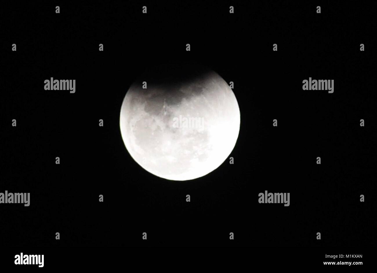 Allahabad, Uttar Pradesh, Indien. 31 Jan, 2018. Allahabad: Eine Ansicht von Vollmond nach Super Blue moon Eclipse in Singapore. Credit: Prabhat Kumar Verma/ZUMA Draht/Alamy leben Nachrichten Stockfoto