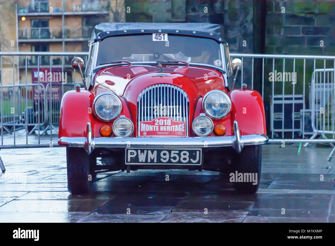 Paisley, Schottland, Großbritannien. 31. Januar 2018: Vorderansicht eines roten Klassikers. Die Rallye Monte Carlo startet am Paisley Abbey. In diesem Jahr wird das 21 Historique Ereignis und die 3 Classique Ereignis. Beide Veranstaltungen sind inszeniert von der Automobile Club de Monaco und auf öffentlichen Straßen. Die Entfernung nach Monte Carlo ist 1270 Meilen. Credit: Skully/Alamy leben Nachrichten Stockfoto