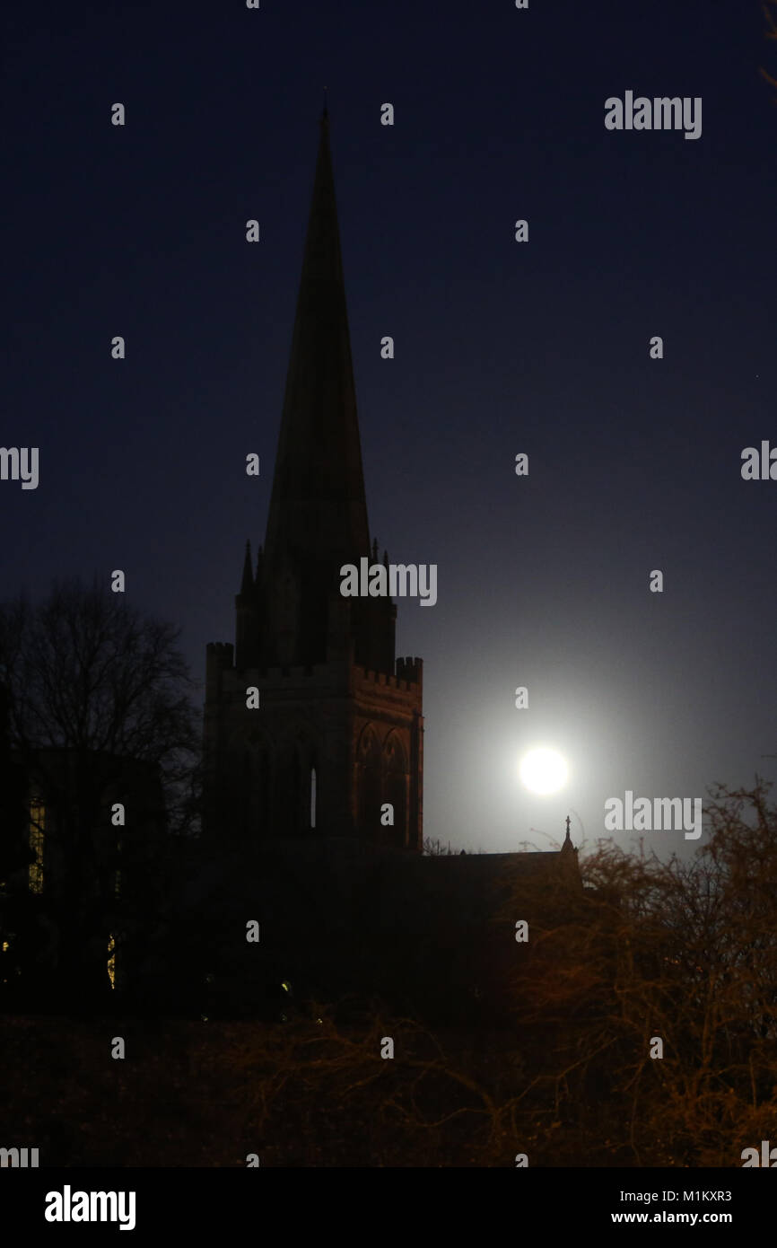 Chichester, West Sussex, UK. Der Mond stellte neben Chichester Cathedral, heute Abend hat die NASA den Mond als "Super Blue Blood Moon", wie es in den Schatten der Erde und Blut rot bezeichnet. Mittwoch, den 31. Januar 2018 Credit: Sam Stephenson/Alamy leben Nachrichten Stockfoto