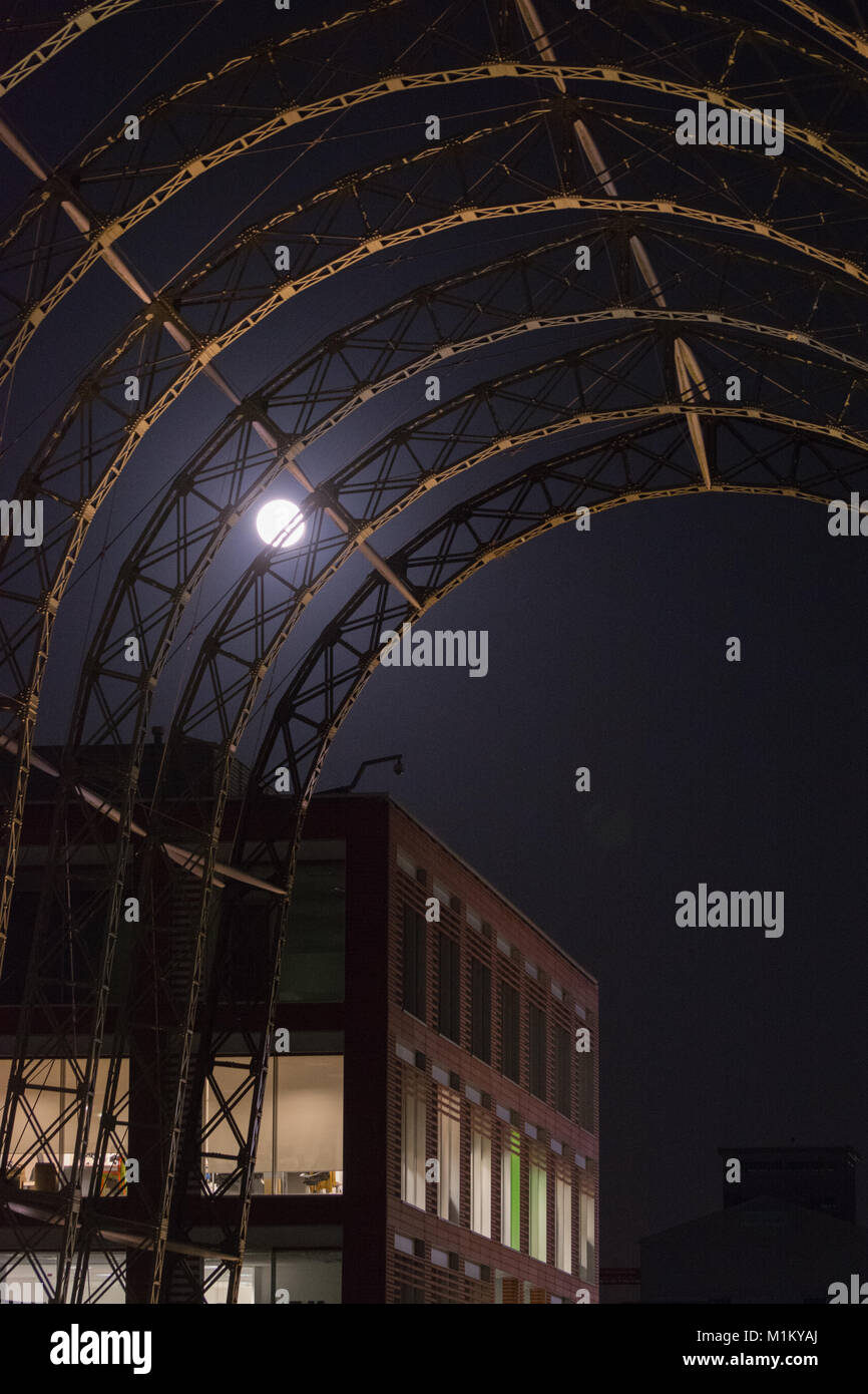 Farnborough, Hampshire, UK. 31. Januar 2018. Die super 'Blau' Mond am berühmten airship Hangar in Farnborough Business Park. Stockfoto