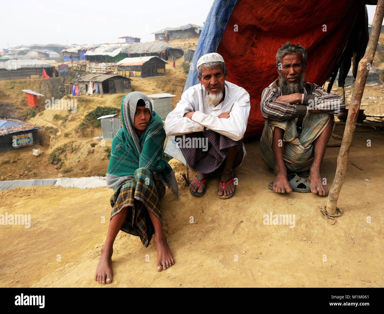Januar 16, 2018 - Cox's Bazar, Bangladesch - Rohingya Flüchtlinge an der Kutupalong Flüchtlingslager gesehen. Sogar Papst Franziskus war nicht erlaubt, ein Wort ''''Rohingya in Myanmar zu sagen. Mehr als eine Million Rohingya Flüchtlinge, die im August 2017 floh aus Rakhine State in Myanmar gezwungen waren, ihr Leben zu retten von ethnischen Säuberungen leben in sehr einfachen Bedingungen in den Flüchtlingslagern in Bangladesch und ihre Zukunft ist sehr unsicher. Sie haben Angst, nach Hause zurückzukehren - aber Rückführung Vertrag wurde bereits unterzeichnet, sie zur Rückkehr in ihre Heimat, wo sie nicht erwünscht sind. (Bild: © Jana Cavojska/S Stockfoto