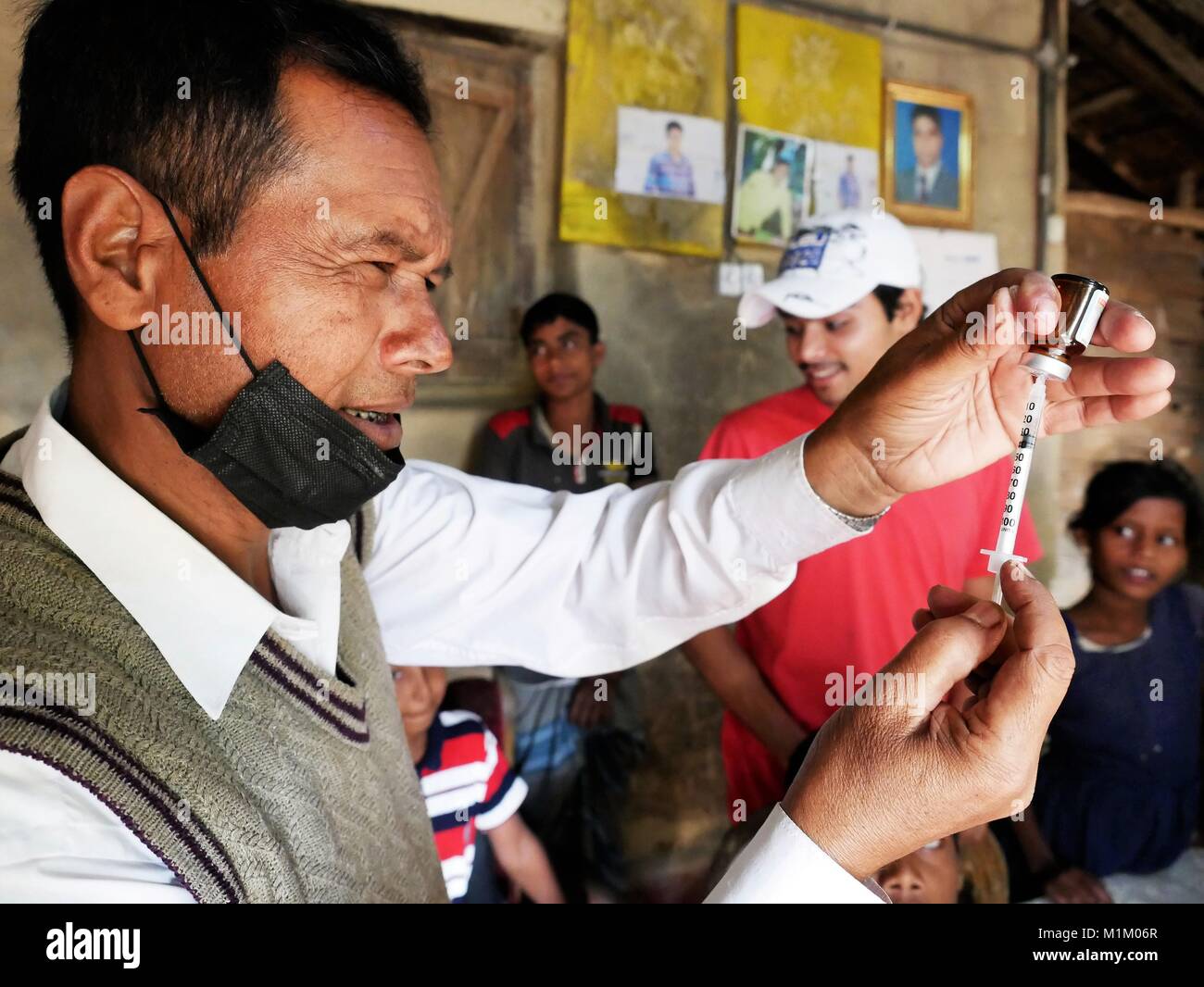 Januar 18, 2018 - Cox's Bazar, Bangladesch - ein Arzt gesehen Vorbereitung vaccine Einspritzung für die Flüchtlingsfamilien in der Kutupalong Flüchtlingslager. Sogar Papst Franziskus war nicht erlaubt, ein Wort ''''Rohingya in Myanmar zu sagen. Mehr als eine Million Rohingya Flüchtlinge, die im August 2017 floh aus Rakhine State in Myanmar gezwungen waren, ihr Leben zu retten von ethnischen Säuberungen leben in sehr einfachen Bedingungen in den Flüchtlingslagern in Bangladesch und ihre Zukunft ist sehr unsicher. Sie haben Angst, nach Hause zurückzukehren - aber Rückführung Vertrag wurde bereits unterzeichnet, sie in ihre Heimat, wo Sie sind n zurückzukehren Stockfoto