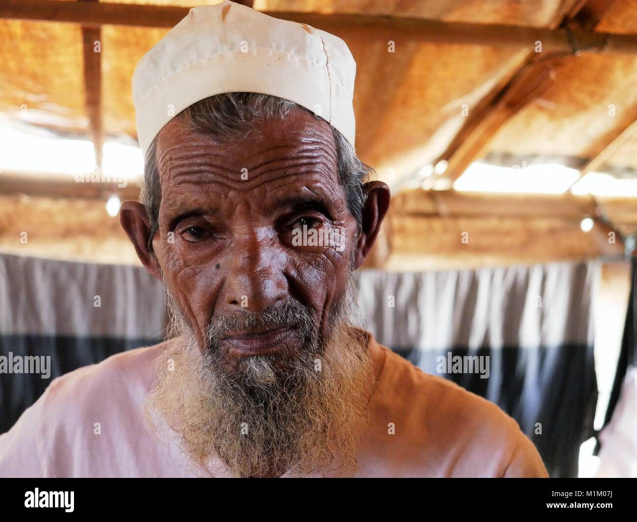 Januar 18, 2018 - Cox's Bazar, Bangladesch - Ein älterer Mann an der Rohingya Kutupalong Flüchtlingslager gesehen. Sogar Papst Franziskus war nicht erlaubt, ein Wort ''''Rohingya in Myanmar zu sagen. Mehr als eine Million Rohingya Flüchtlinge, die im August 2017 floh aus Rakhine State in Myanmar gezwungen waren, ihr Leben zu retten von ethnischen Säuberungen leben in sehr einfachen Bedingungen in den Flüchtlingslagern in Bangladesch und ihre Zukunft ist sehr unsicher. Sie haben Angst, nach Hause zurückzukehren - aber Rückführung Vertrag wurde bereits unterzeichnet, sie zur Rückkehr in ihre Heimat, wo sie nicht erwünscht sind. (Bild: © Jana Cav Stockfoto