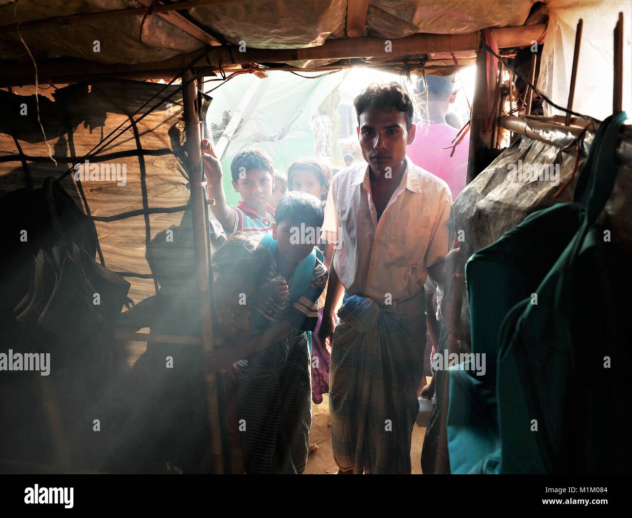 Januar 18, 2018 - Cox's Bazar, Bangladesch - ein rohingya Flüchtlinge Familie gesehen in die Befristete Unterkunft Zelt in der Kutupalong Flüchtlingslager. Sogar Papst Franziskus war nicht erlaubt, ein Wort ''''Rohingya in Myanmar zu sagen. Mehr als eine Million Rohingya Flüchtlinge, die im August 2017 floh aus Rakhine State in Myanmar gezwungen waren, ihr Leben zu retten von ethnischen Säuberungen leben in sehr einfachen Bedingungen in den Flüchtlingslagern in Bangladesch und ihre Zukunft ist sehr unsicher. Sie haben Angst, nach Hause zurückzukehren - aber Rückführung Vertrag wurde bereits unterzeichnet, in dem sie in ihre Heimat zurückzukehren. Stockfoto