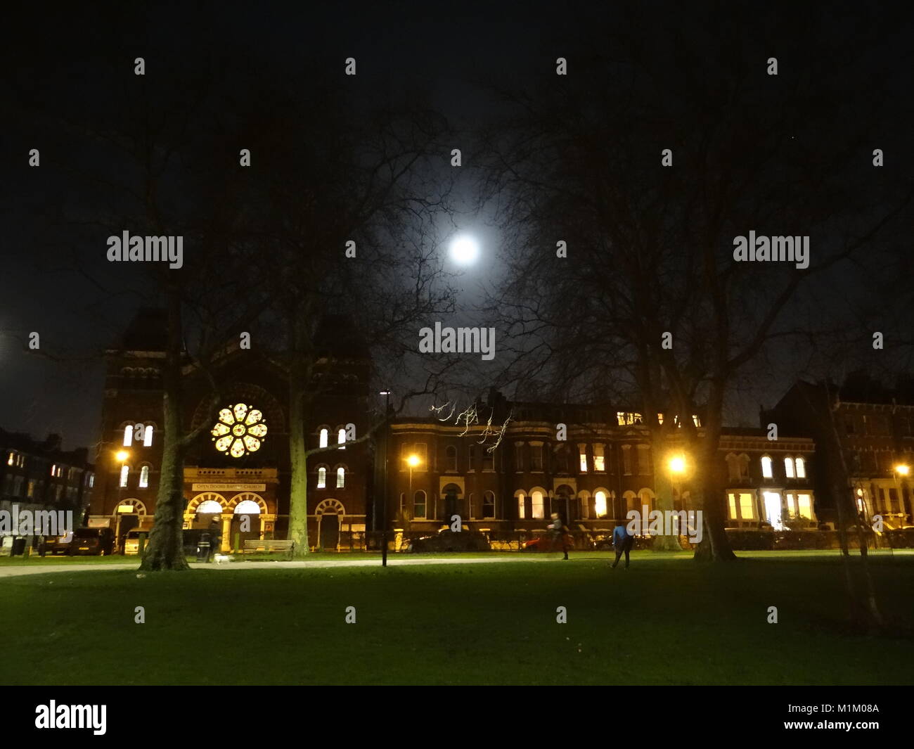 Hackney, London, UK. 31. Januar, 2018. Super Moon - Blue Moon erscheint in der Skyline in Hackney, London, UK Credit: NASTJA M/Alamy leben Nachrichten Stockfoto