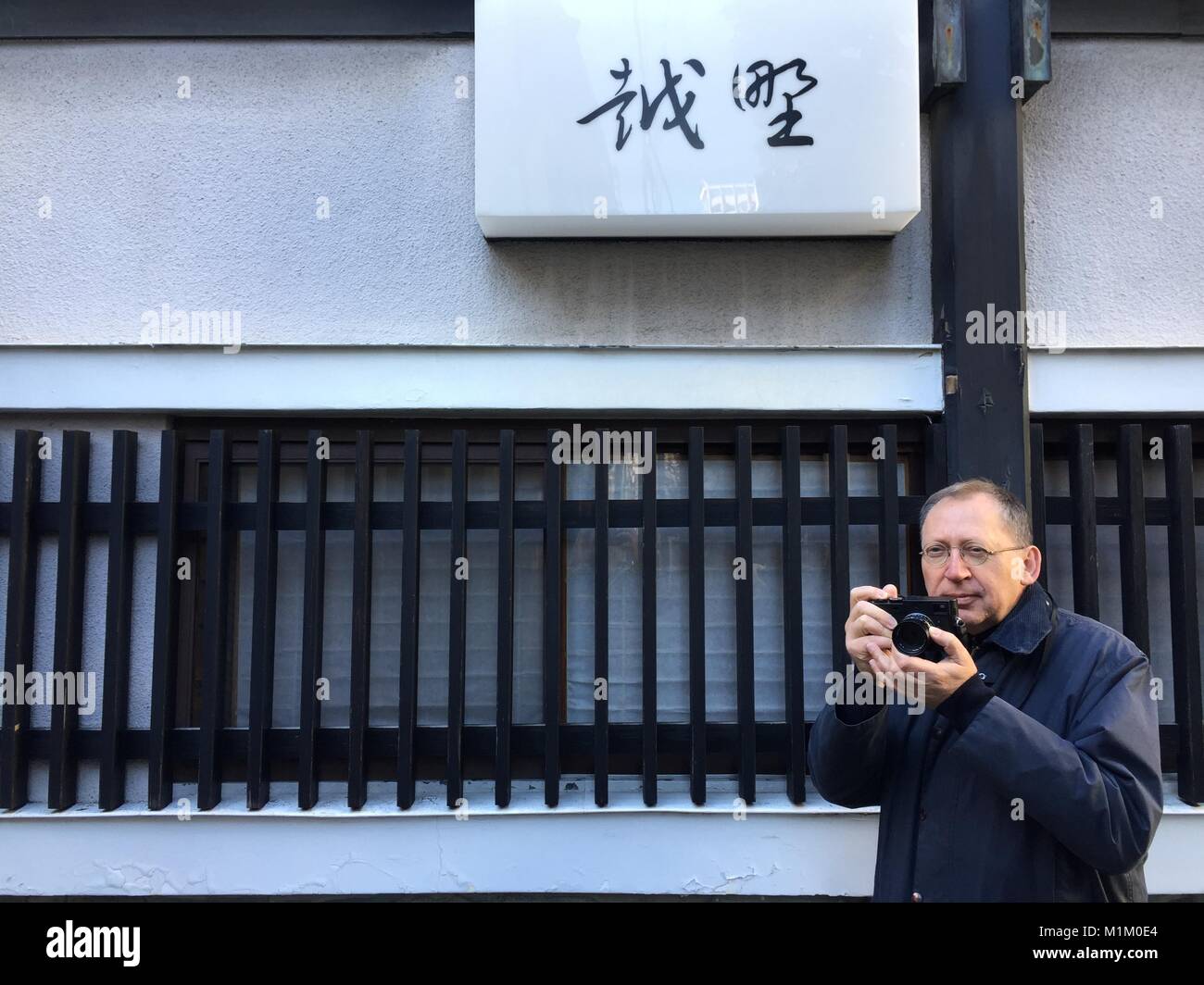 Tokio, Japan. 04 Jan, 2018. Der deutsche Fotograf Günter Zorn hält seine Kamera in den Händen in Tokio, Japan, 04. Januar 2018. Als einer von nur zwei Deutschen und die einzige deutsche Fotograf in Japan lebende, Zorn war die Ehre in die Fotografie Community "Tokyo GA', der vor allem aus japanischen Personen aufgenommen werden. Credit: Lars Nicolaysen/dpa/Alamy leben Nachrichten Stockfoto