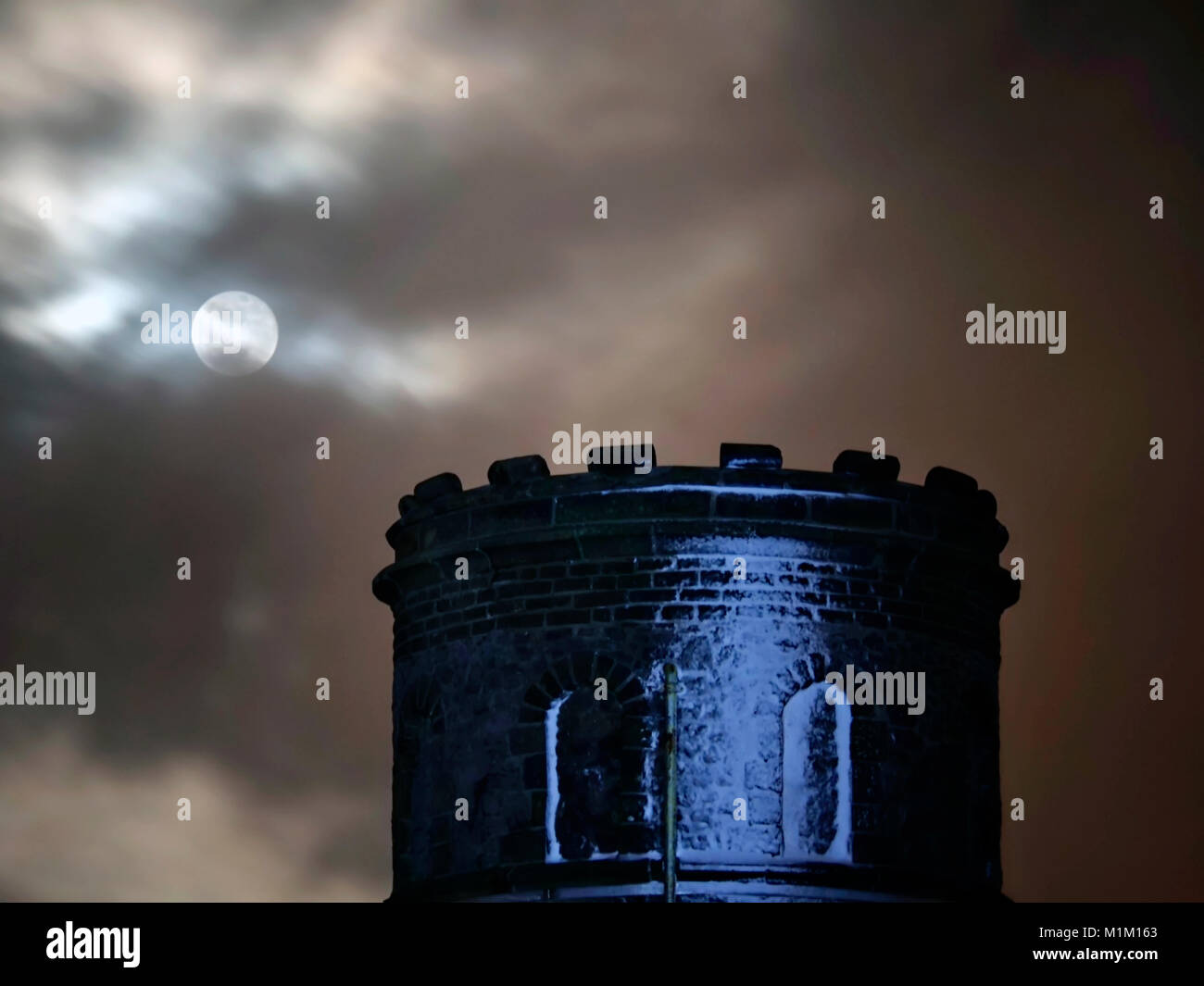 Buxton, Großbritannien. 31 Jan, 2018. UK Wetter: Super blaues Blut Vollmond Salomos Tempel Buxton Derbyshire, auch Grinlow Turm der Viktorianischen befestigten Hügel Marker oberhalb der Kurstadt Buxton in der Derbyshire Peak District National Park Credit: Doug Blane/Alamy Leben Nachrichten genannt Stockfoto