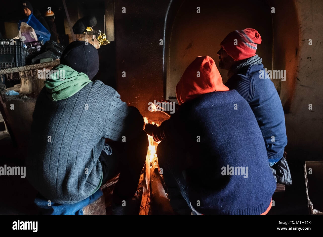 Kelebija, Serbien. 25 Jan, 2018. In einem verlassenen Bauernhof in der Nähe der ungarischen Grenze Migranten aus Pakistan Brot für das Abendessen vorbereiten. Ungarn und Kroatien wurden die Grenzkontrollen in den letzten Jahren, die in vielen Flüchtlingen und Migranten immer in Serbien klemmt geführt hat. Credit: Edward Crawford/SOPA/ZUMA Draht/Alamy leben Nachrichten Stockfoto