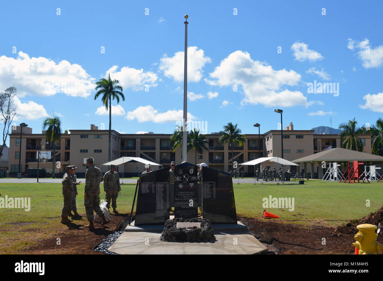 Die neuen Fahnenmast für die 25 Infanterie Division 3. Brigade Combat Team Bronco Denkmal wurde am neuen Standort in den Schofield Kasernen, Hawaii, Jan. 29, 2018. Soldaten des 561St Ingenieur Gesellschaft zugeordnet, 84th Engineer Battalion, 130 Engineer Brigade, 8 Theater Sustainment Command, verlegt die Gedenkstätte im Inneren F Quad. (U.S. Armee Stockfoto