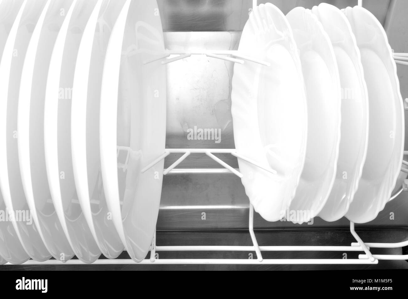 Auf einer Spülmaschine reinigen Korb mit Gerichten geladen Schließen Stockfoto