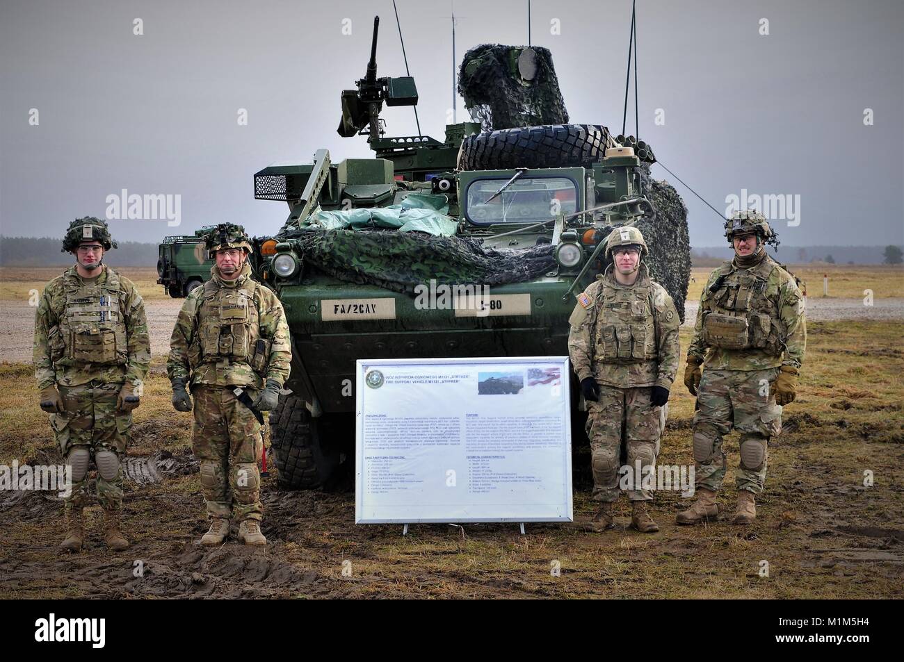 Us-Soldaten in den 3 Geschwader zugewiesen sind, 2.Kavallerie Regiments und die Battle Group Polen stehen bereit nach dem NATO-live fire Übung in der Nähe von bemowo Piskie, Polen am Jan. 30, 2018. Diese Soldaten sind Teil eines einzigartigen multinationalen Battle Group, bestehend aus USA, Großbritannien, Kroatischen und rumänischen Soldaten, die mit der polnischen 15 mechanisierte Brigade als Abschreckung Kraft im Nordosten Polens zur Unterstützung des NATO-Enhanced vorwärts Präsenz dienen. (U.S. Armee Foto vom Kapitän Gary Loten-Beckford/22 Mobile Public Affairs Abteilung) Stockfoto