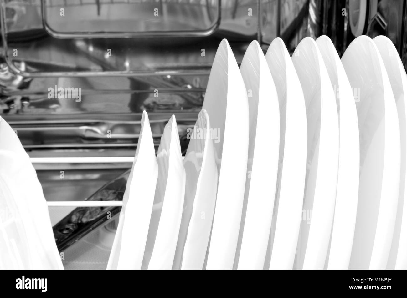 Warenkorb geladen mit frisch gewaschene Geschirr in der Spülmaschine. Stockfoto