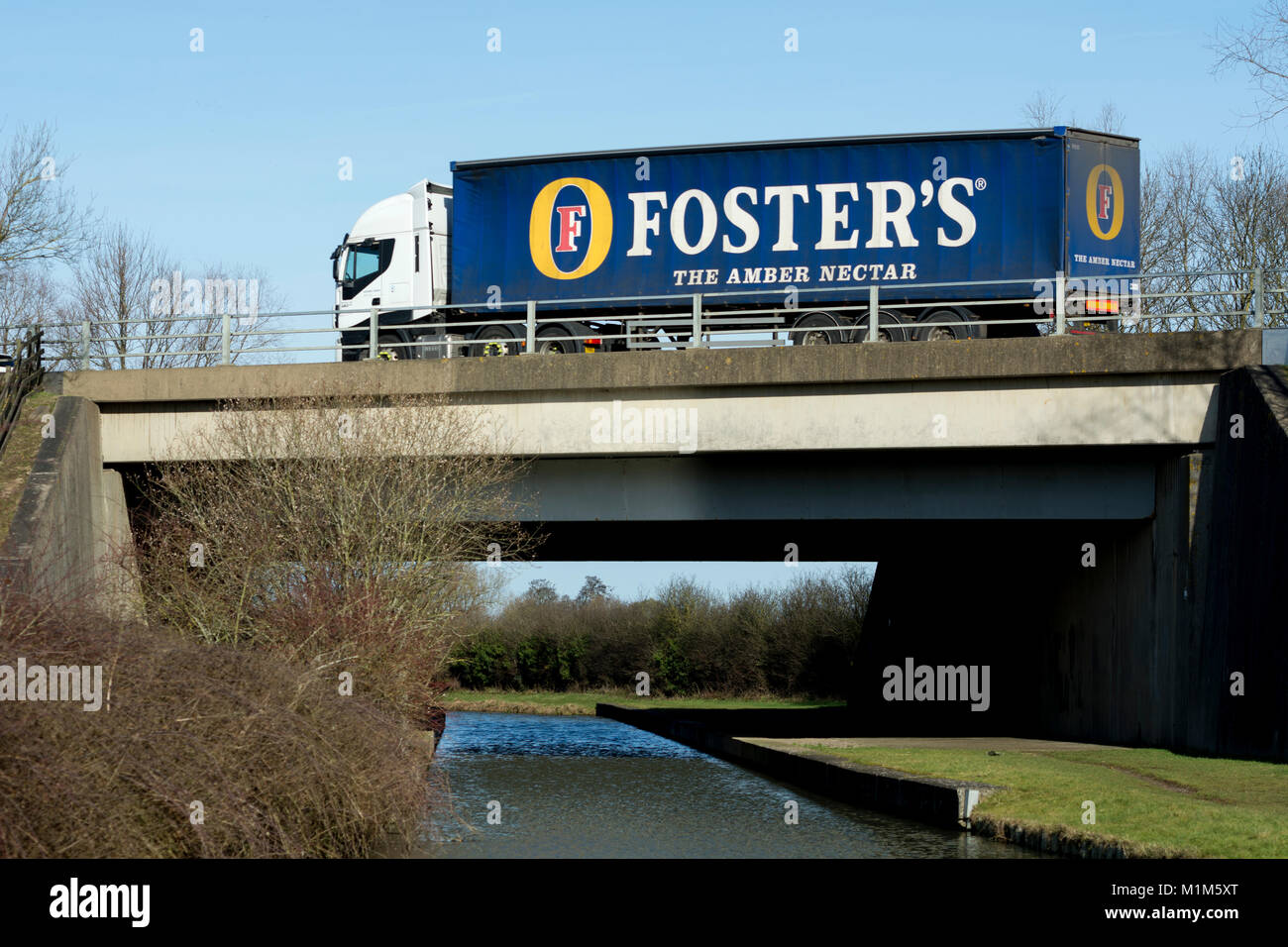 Foster's Lastwagen auf der Autobahn M40 der Oxford Canal, Banbury, Oxfordshire, UK Kreuzung Stockfoto