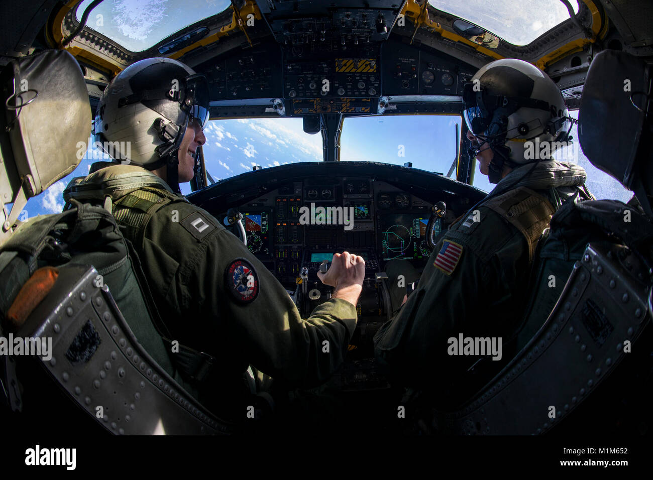 180127-N-GD 109-0113 PAZIFISCHEN OZEAN (Jan. 27, 2018) Leutnant Kevin McMahon, Links, und Leutnant Spencer Smith, sowohl in den "Schwarzen Adler" von Carrier Airborne Early Warning Squadron (VAW) 113, Pilot eine E-2C Hawkeye 2000 zugeordnet. Carl Vinson Strike Group ist derzeit in den Pazifik als Teil einer regelmäßigen Bereitstellung. (U.S. Marine Foto von Mass Communication Specialist 2. Klasse Z.A. Landers/Freigegeben) Stockfoto