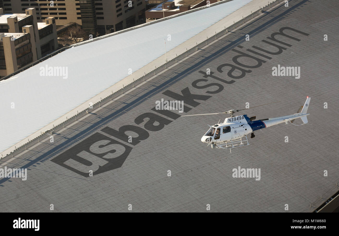 Einer US-amerikanischen Zoll- und Grenzschutzbehörden, Luft und Marine Operations, AStar Hubschrauber über US-Bank Stadium vor der Super Bowl LII in Minneapolis, Minn., Jan. 29, 2018 fliegt. Us-amerikanischen Zoll- und Grenzschutzbehörden Foto von Glenn Fawcett Stockfoto