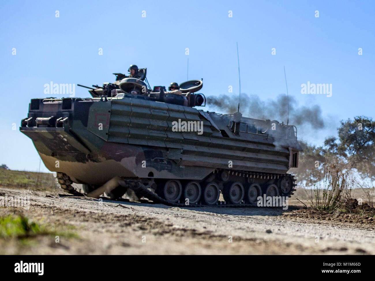 MARINE CORPS BASE CAMP Pendleton, Calif.-Marines mit 3 Assault Amphibian Bataillon, 1st Marine Division, um die Marines mit Alpha Company, 1.BATAILLON, 4 Marines und Westliche Armee Infanterie Regiment, Japan Ground Self Defense Force Soldaten als Teil einer live Brandschutzübung während der Übung Iron Fist 2018, Jan. 26. Iron Fist ist eine jährliche, bilateralen Training übung, in der US-amerikanischen und japanischen Service Mitglieder trainieren gemeinsam und teilen Techniken, Taktiken und Verfahren der operativen Fähigkeiten zu verbessern. (U.S. Marine Corps Foto von Cpl. Jakob Farbo) Stockfoto