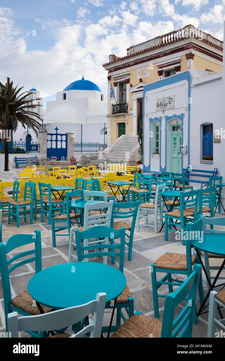 Cafe Tische und Stühle in Town Square von Pano Chora, Serifos, Kykladen, Ägäis, griechische Inseln, Griechenland, Europa Stockfoto