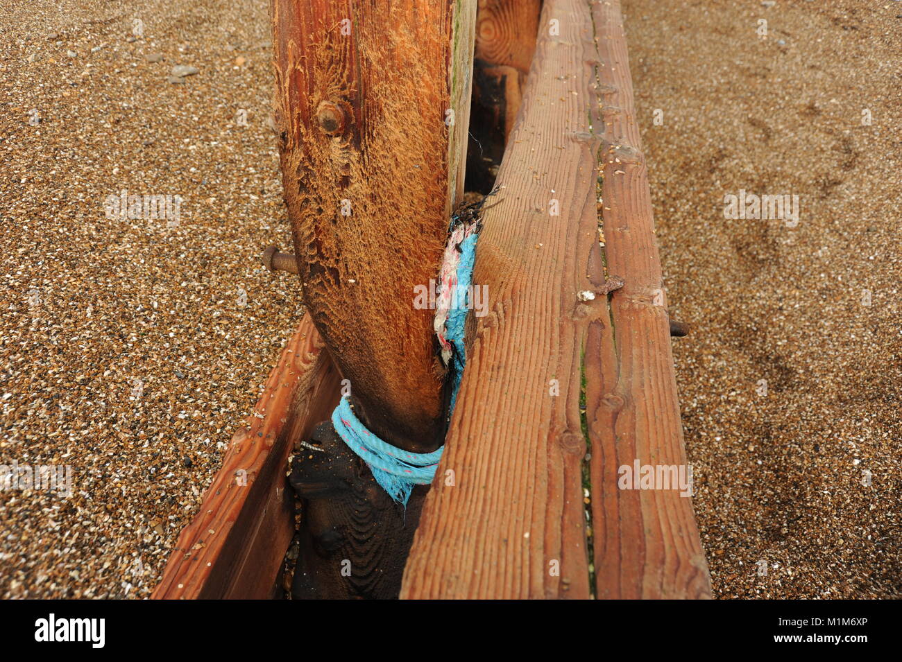 Blau Seil um einen hölzernen Leiste am Strand gewickelt Stockfoto