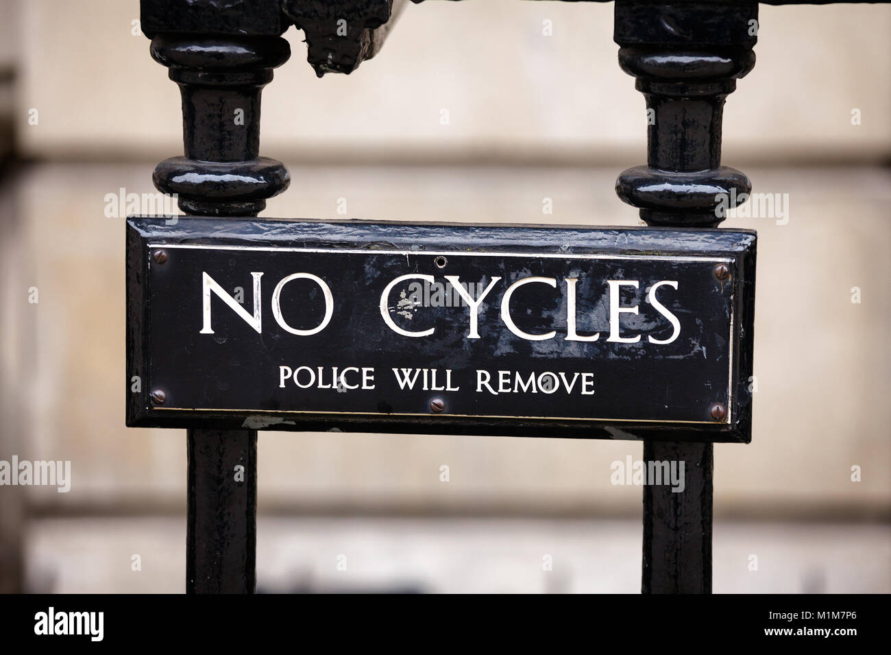 Keine Zyklen Beschränkung auf Geländer in Whitehall London UK Stockfoto
