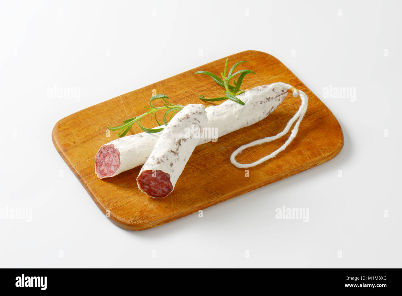 Spanisch thin getrocknete Wurst auf Schneidebrett Stockfoto