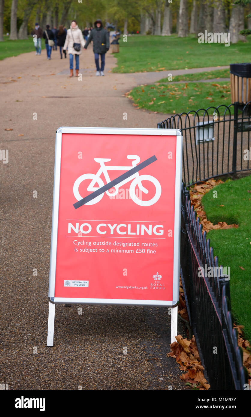 LONDON, UK, November 03, 2012: keine Radfahren Einschränkung Zeichen im Hyde Park Stockfoto