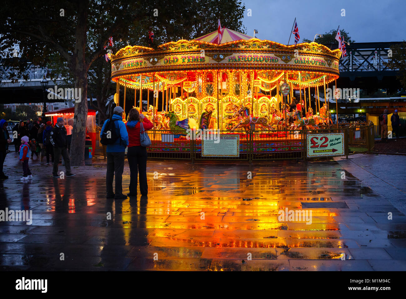 LONDON, UK, 27. Oktober 2012: altmodischen Stil Merry-Go-Round oder Karussell auf Spaziergang Promenade der Königin, das Südufer der Themse Stockfoto