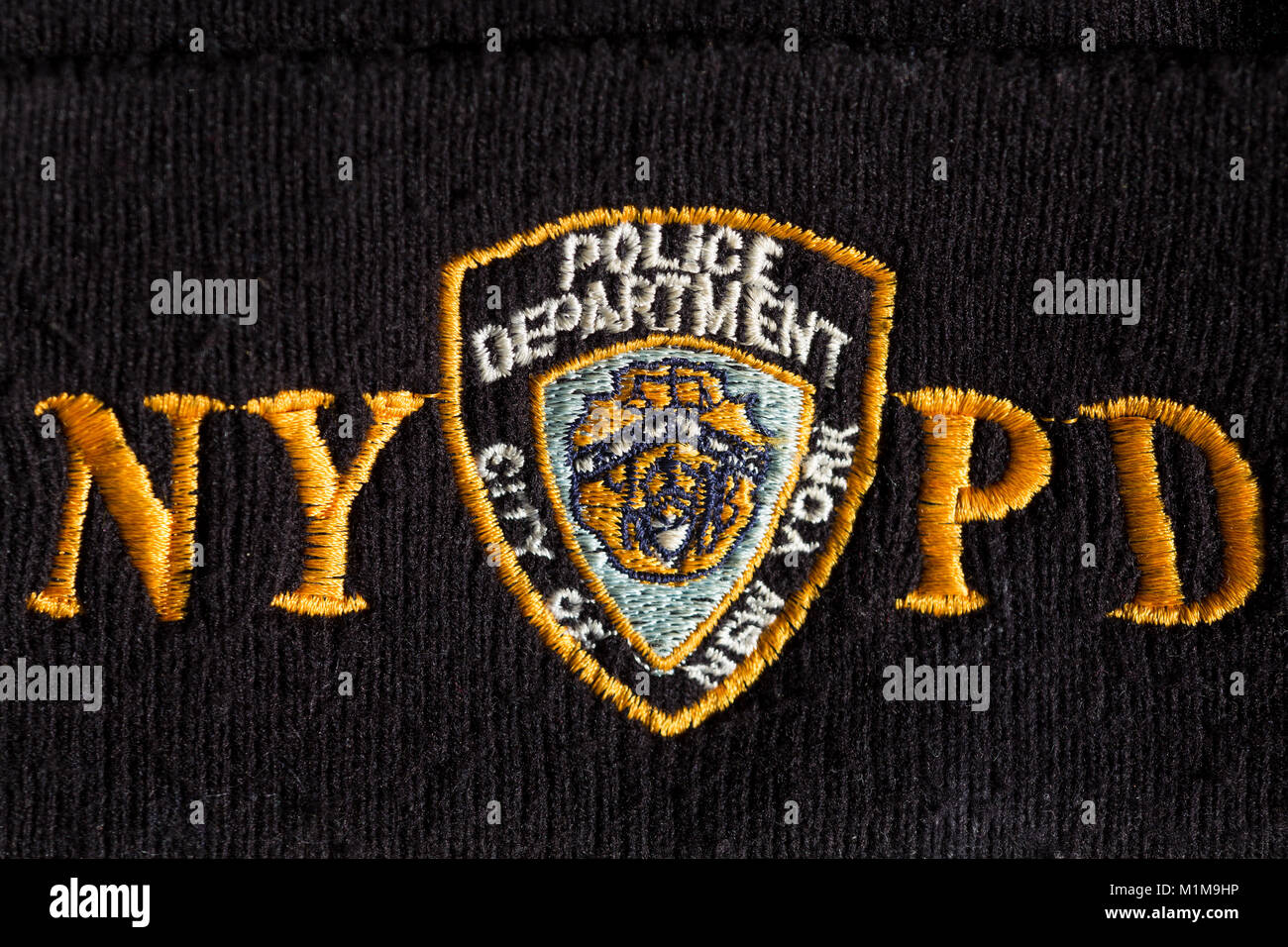 NYPD Badge auf 'Beanie' hat. Stockfoto