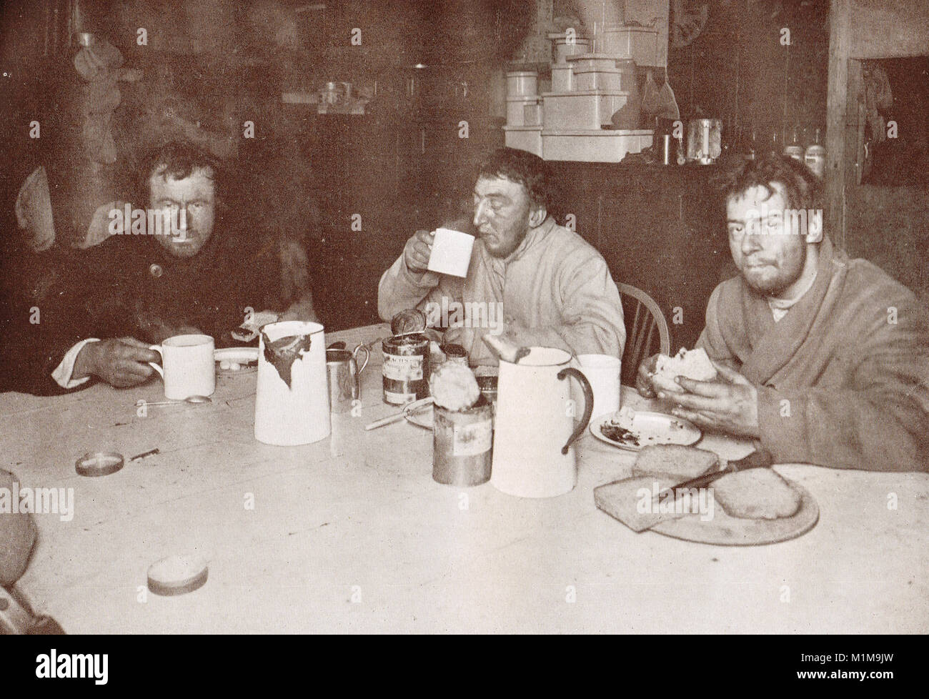 Edward Adrian Wilson, Henry Robertson Bowers und Apsley Cherry-Garrard, Kap Evans, Ross Insel, Antarktis, 1. August 1911, nach der Rückkehr aus Kap Crozier, endgültige Scott's Expedition Stockfoto