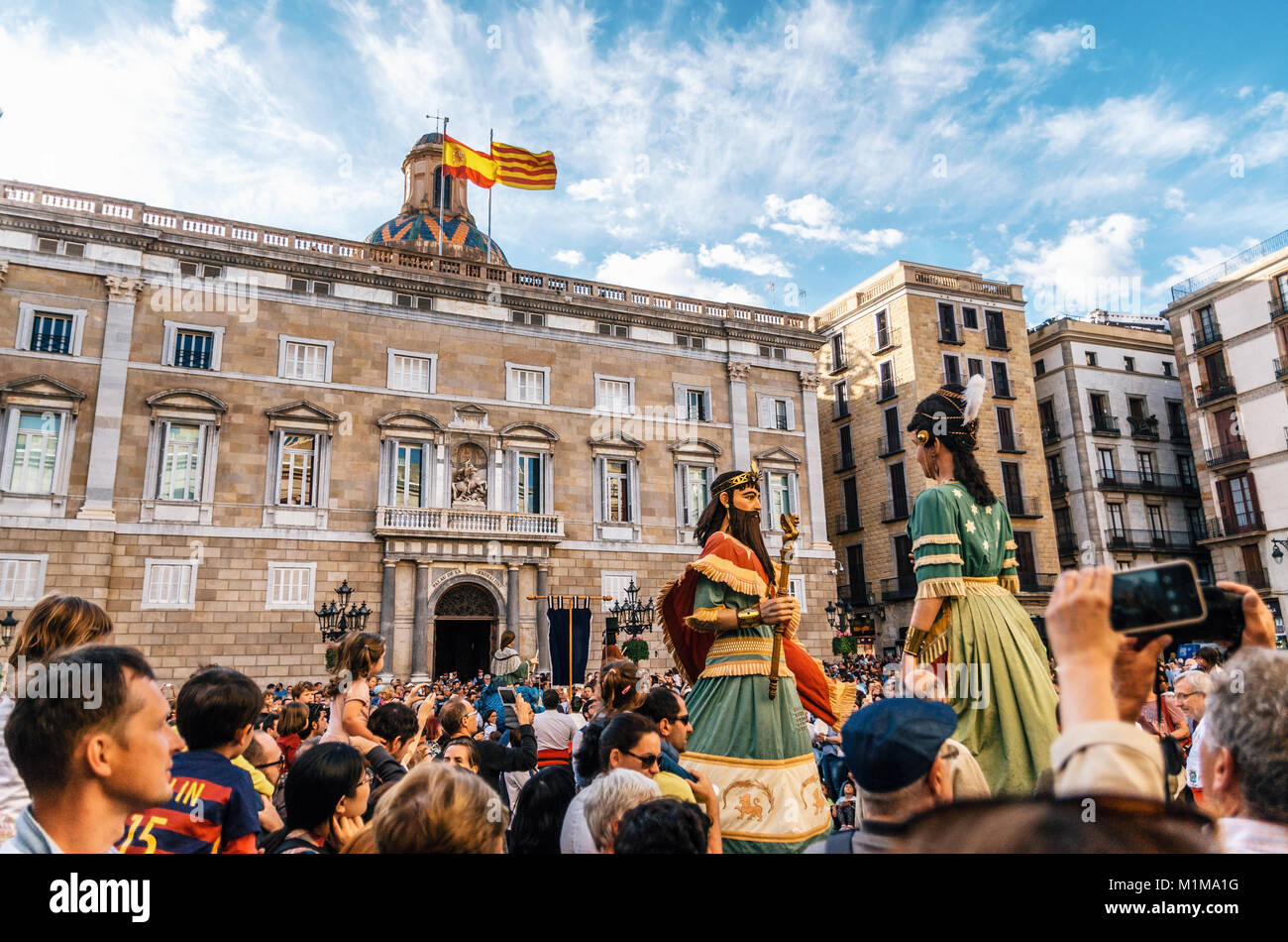 Barcelona, Spanien - 29. Mai 2016: riesige Marionetten Gigantes des Corpus Christi Festival bewegen bei den Zuschauern vor dem historischen Rathaus mit sp Stockfoto