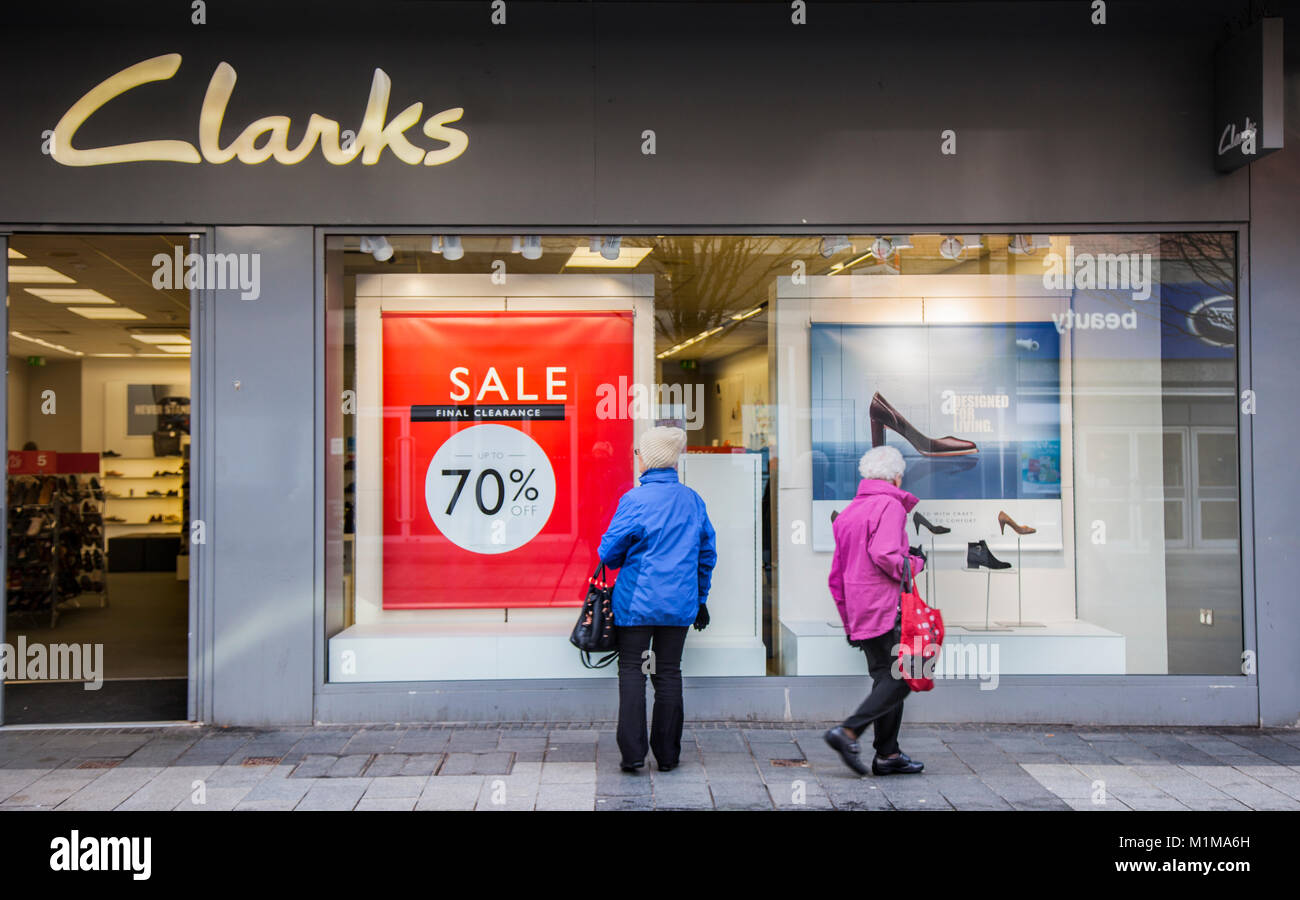Clarks Schuh shop shop Verkauf, Geschäfte, Shopper, Schuhe Fashion Stores  mit Feder Sammlung Fenster zeigt in der Chapel Street, Southport,  Großbritannien Stockfotografie - Alamy