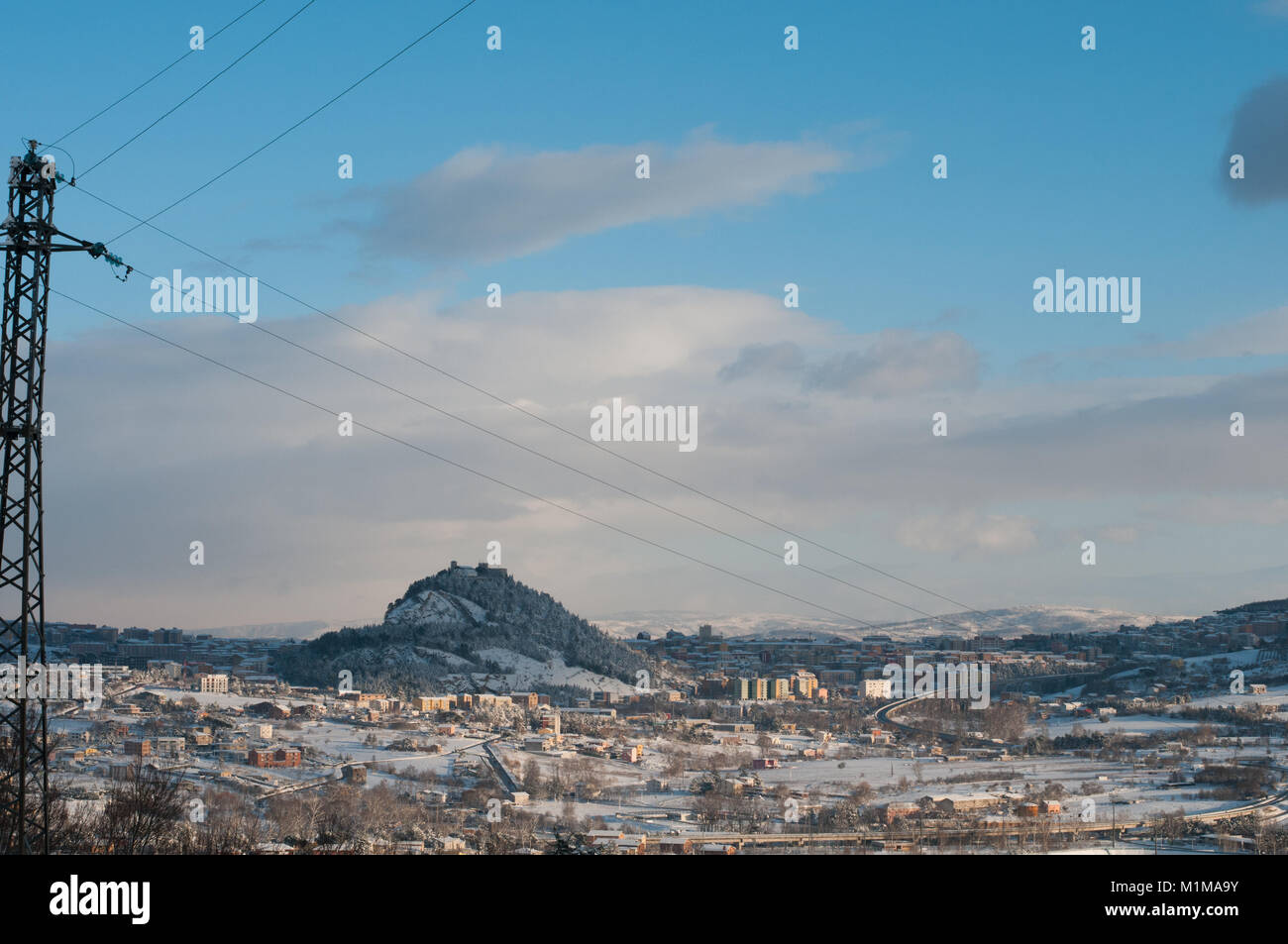 Blick auf die Stadt von Campobasso, Molise, Italien in einer verschneiten Tag mit monforte Castle, Monti und hohe Spannung Strommast. Stockfoto