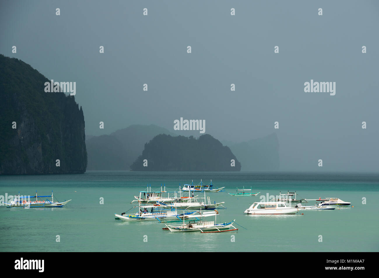 Doppelklicken outrigger Boote im Hafen von El Nido, Palawan, Philippinen Stockfoto