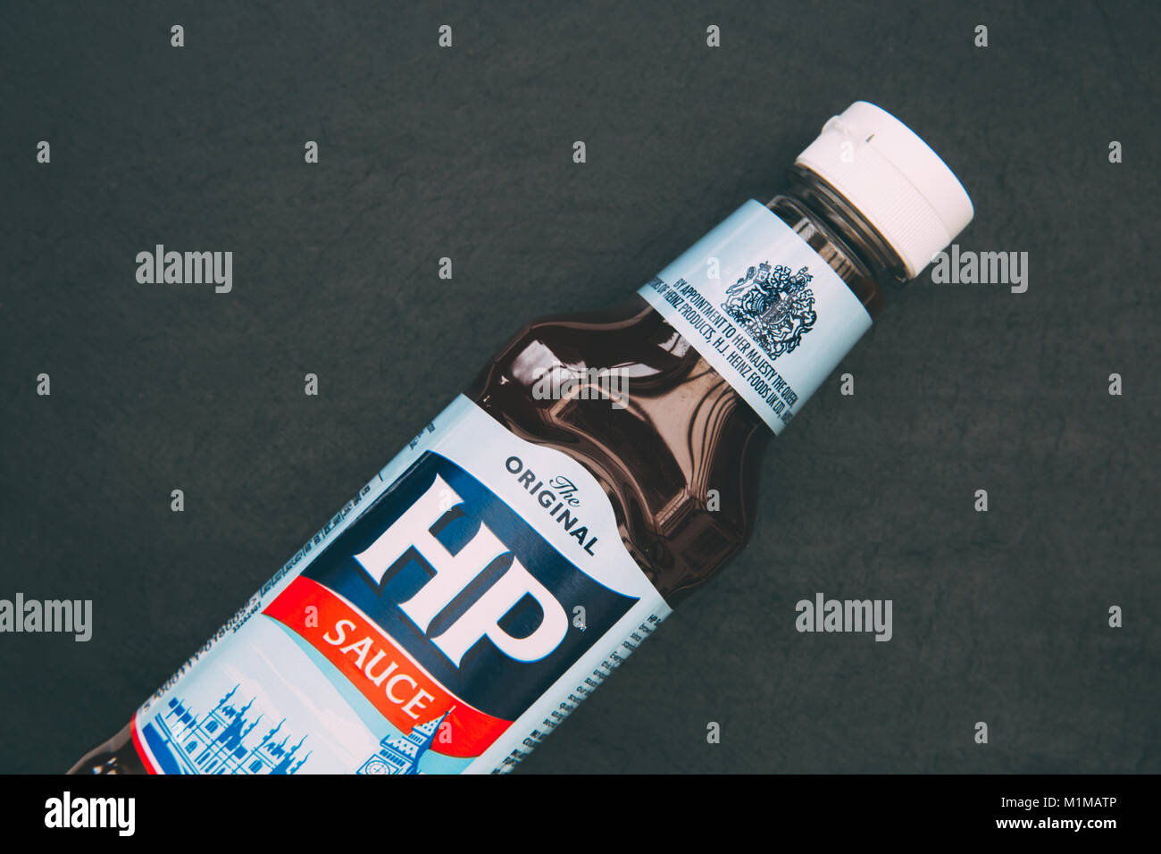 LONDON - Januar 29, 2018: HP brown Sauce in Kunststoff Flasche mit Logo auf dunklem Hintergrund Stockfoto