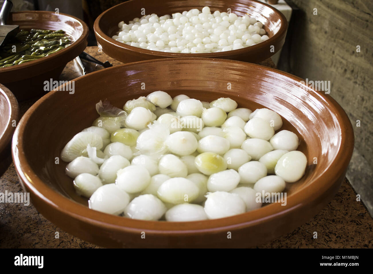 Zwiebeln in Essig mit Öl, Aperitif und essen Stockfoto