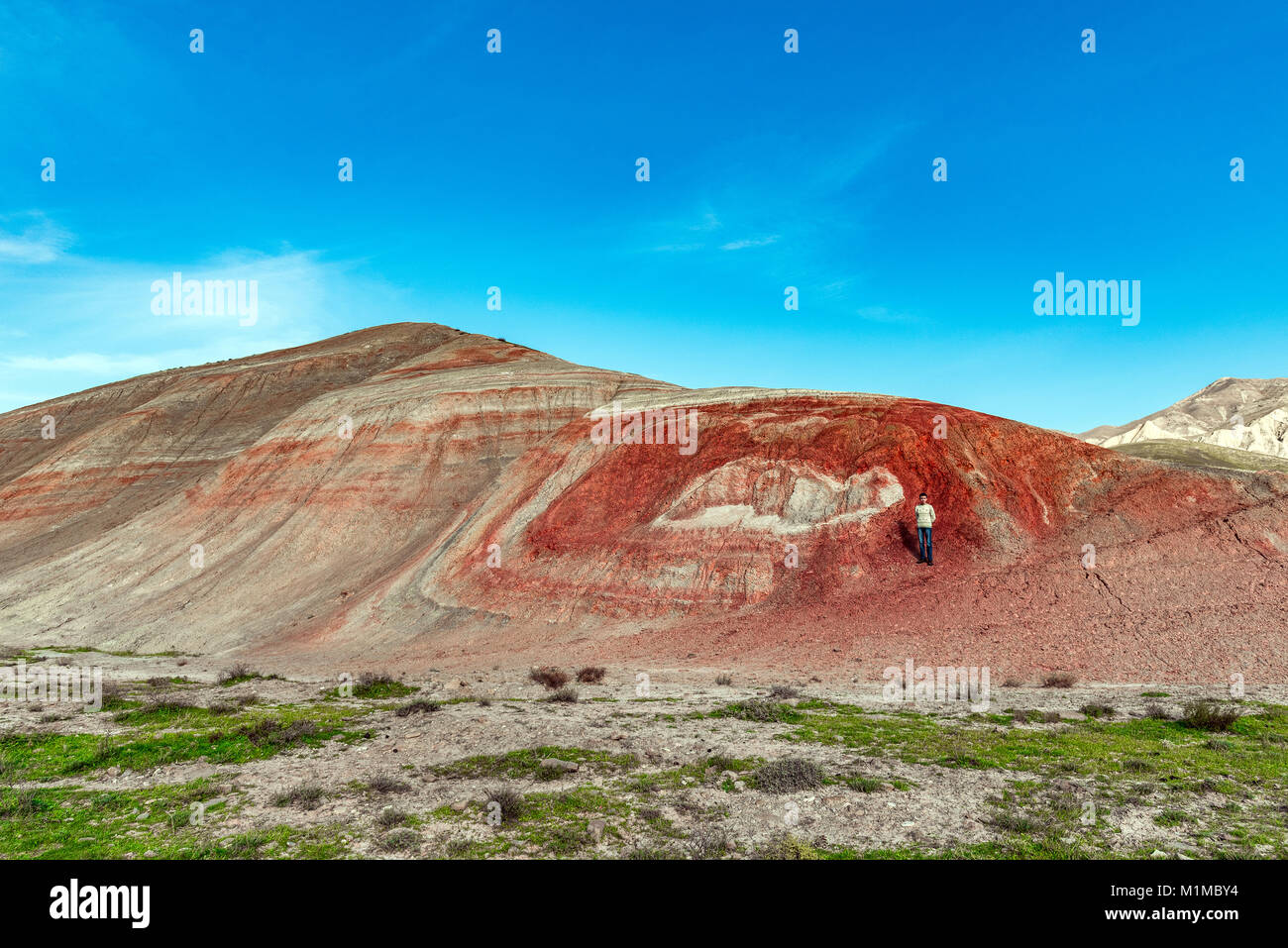 Reisende in erstaunlichen gestreiften roten Bergen Stockfoto