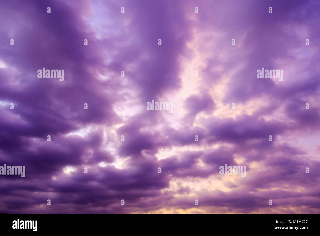 Schönen blauen bewölkten Himmel flauschige bewölkter Himmel Hintergrund Stockfoto