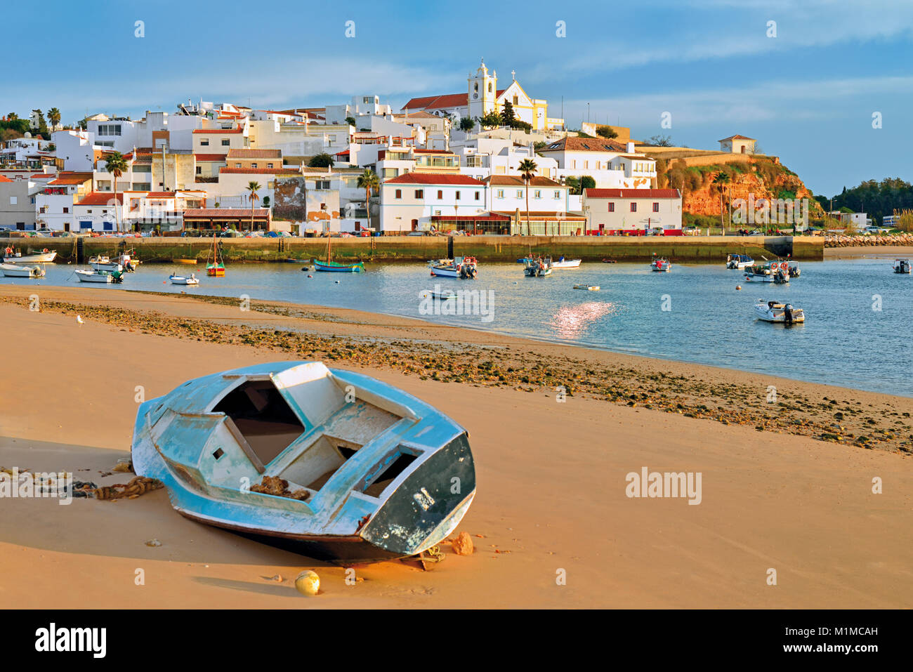 Blick auf den romantischen ehemaligen Fischerdorf mit verlassenen Boot im Sand liegend Stockfoto