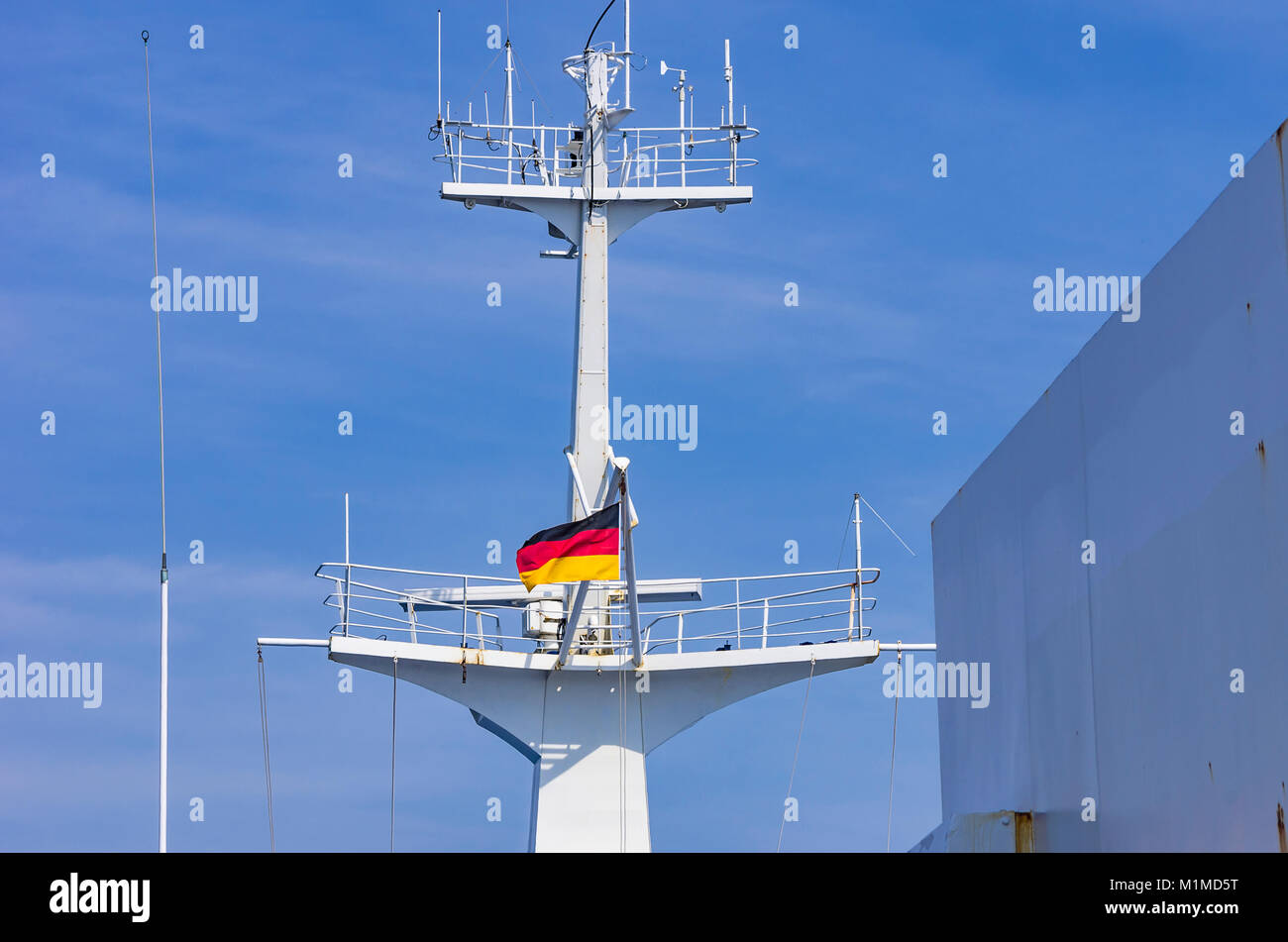 Deutsche Flagge an einem Mast einer Fährverbindung zwischen Deutschland und Schweden. Stockfoto